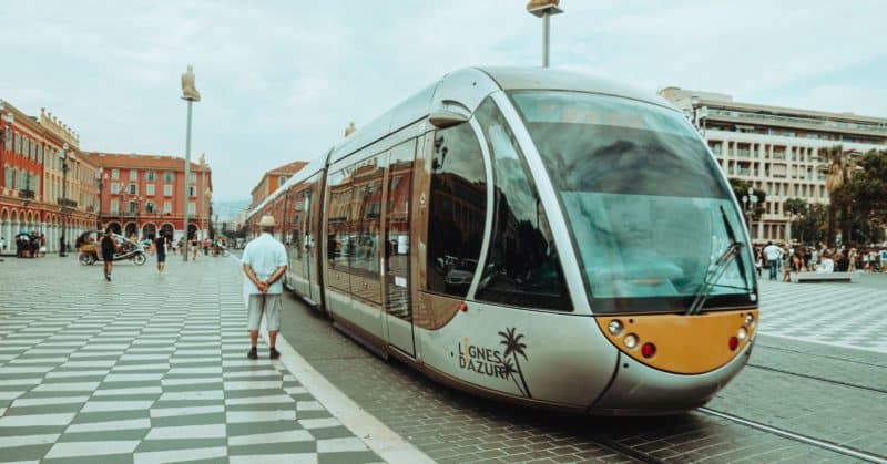 החלופות: תחבורה ציבורית ורכבת